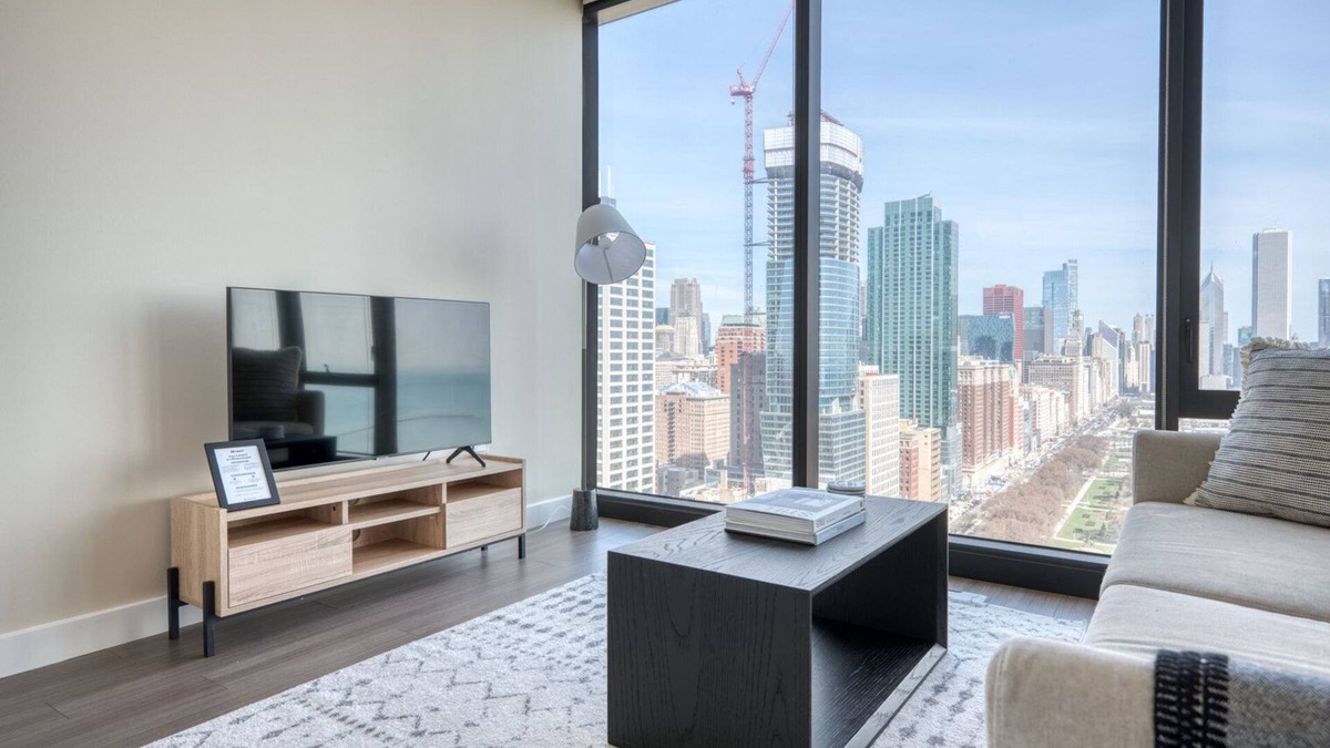 South Loop Apartment | Ideal South Loop 1BR w/Pool, Gym & Spa, nr Grant Park, by Blueground