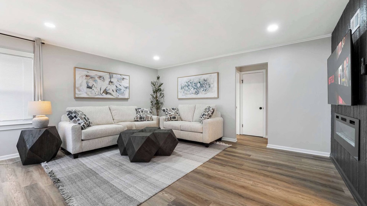 Franklin Park House | Ideal Spot Just Minutes from O’Hare Airport | LCP Collection