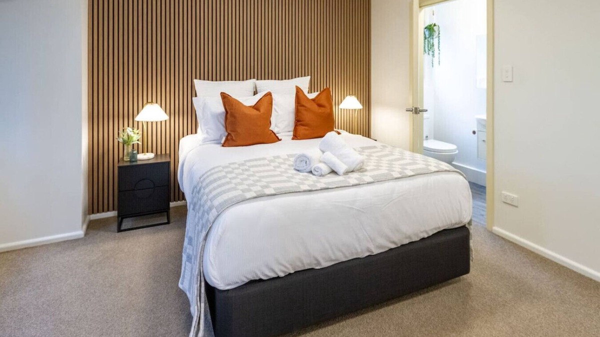 Burnside House | Ideal Studio Getaway – Close to the Airport