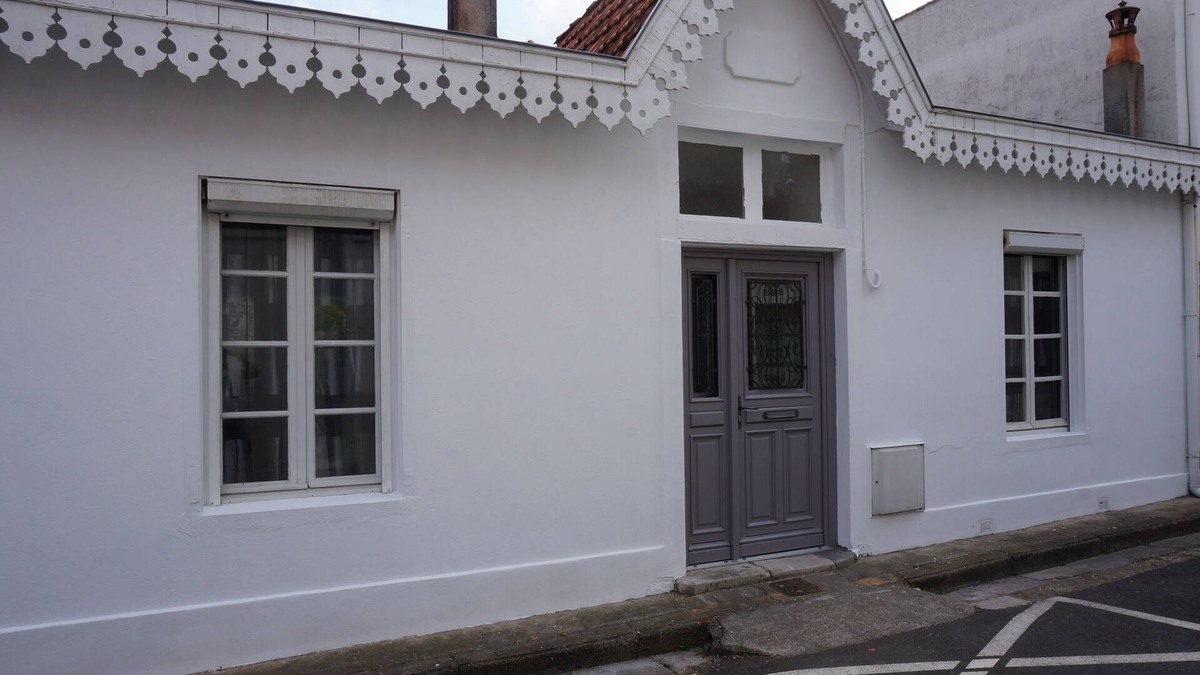 Quartier du Casino House | Ideally located, less than 100 m from the beach, shops and market.