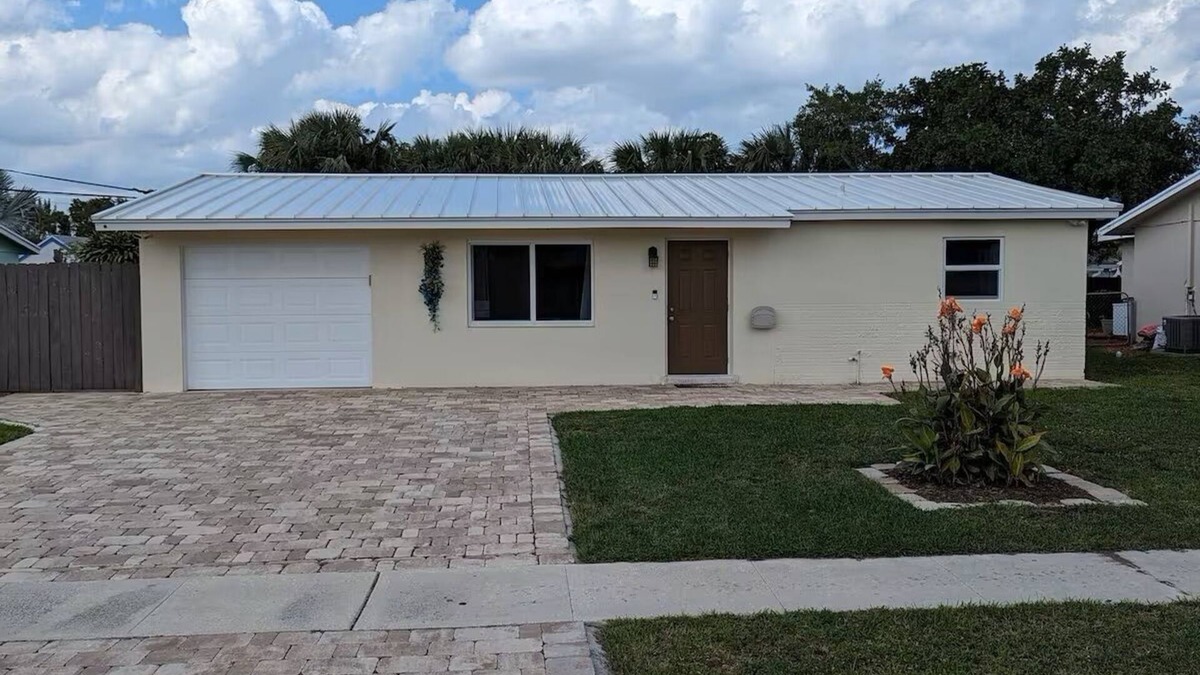 Palm Beach Gardens House | Ideally located, crisp and clean pet, family and scuba friendly home!