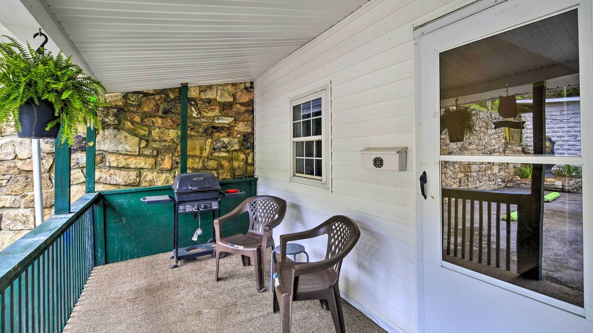Bluefield Apartment | Ideally Located Bluefield Unit - Pets Welcome