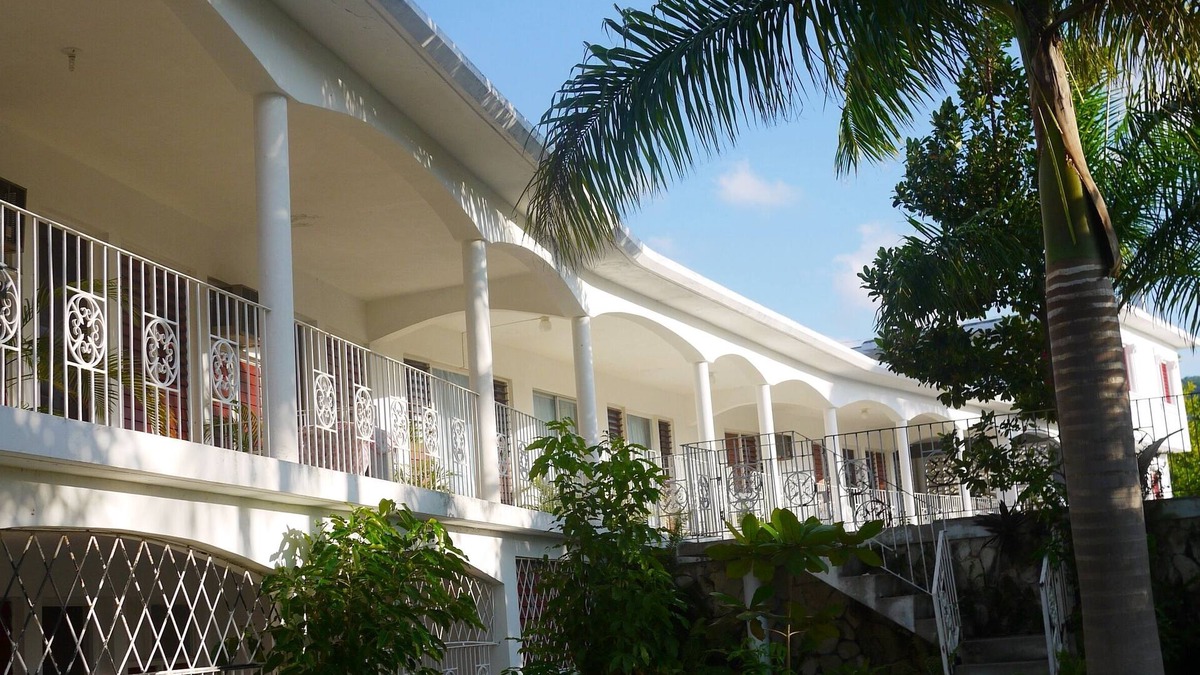 IronShore Estates House | Ideally Located Budget 2 Bed Studio - Up town safty area