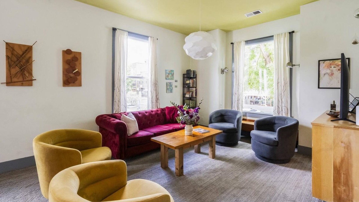 Alberta House | Ideally Located, Modern & Artistic Large House ~ Pets Welcome!