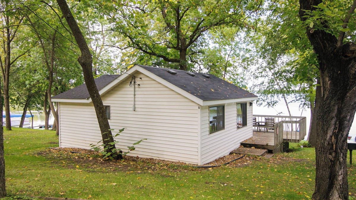 Richmond Cabin | Idle Hour, a 2 BR lakefront cabin nestled in family-friendly Riverside Resort