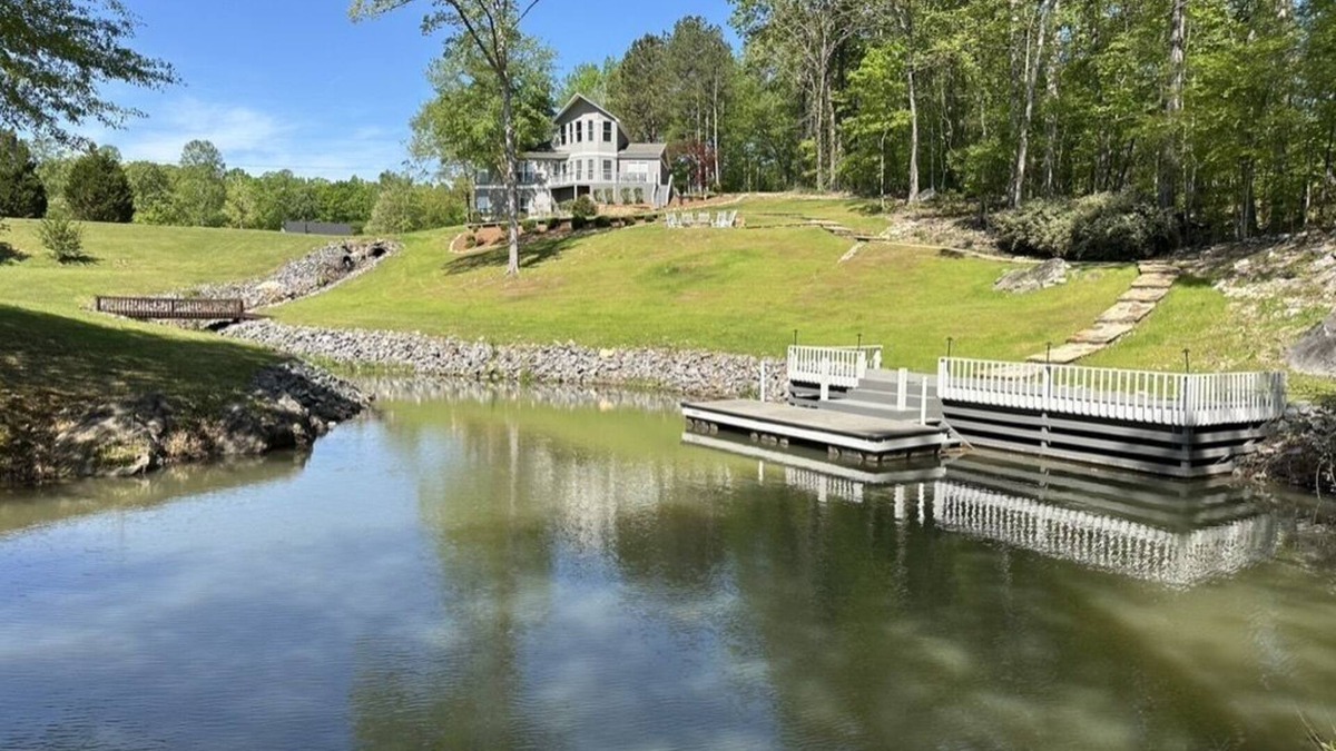 Eclectic House | Idle Speed Lake Martin - Newly remodeled spacious 5br/3.5 Ba. Lakefront home
