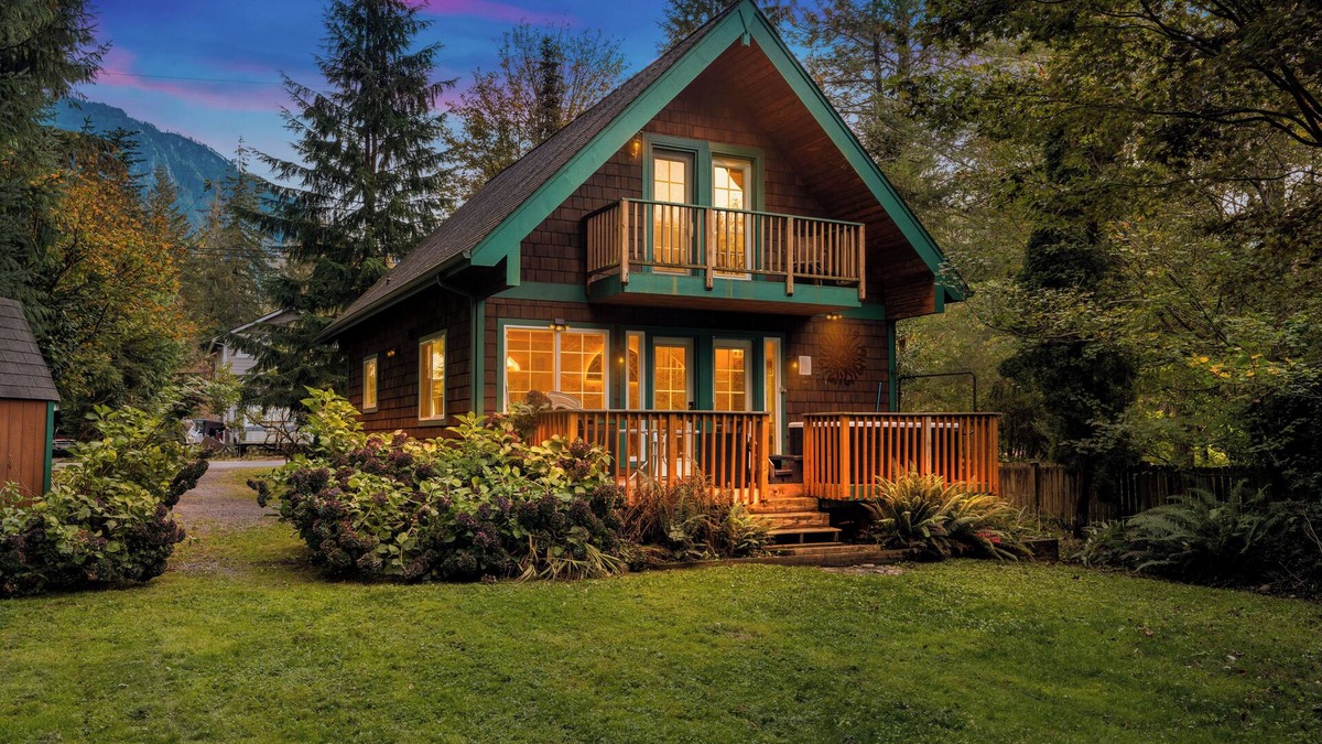 Gold Bar Cabin | Idlyllic riverfront 2-bed cabin with hot-tub close to Stevens Pass and hiking