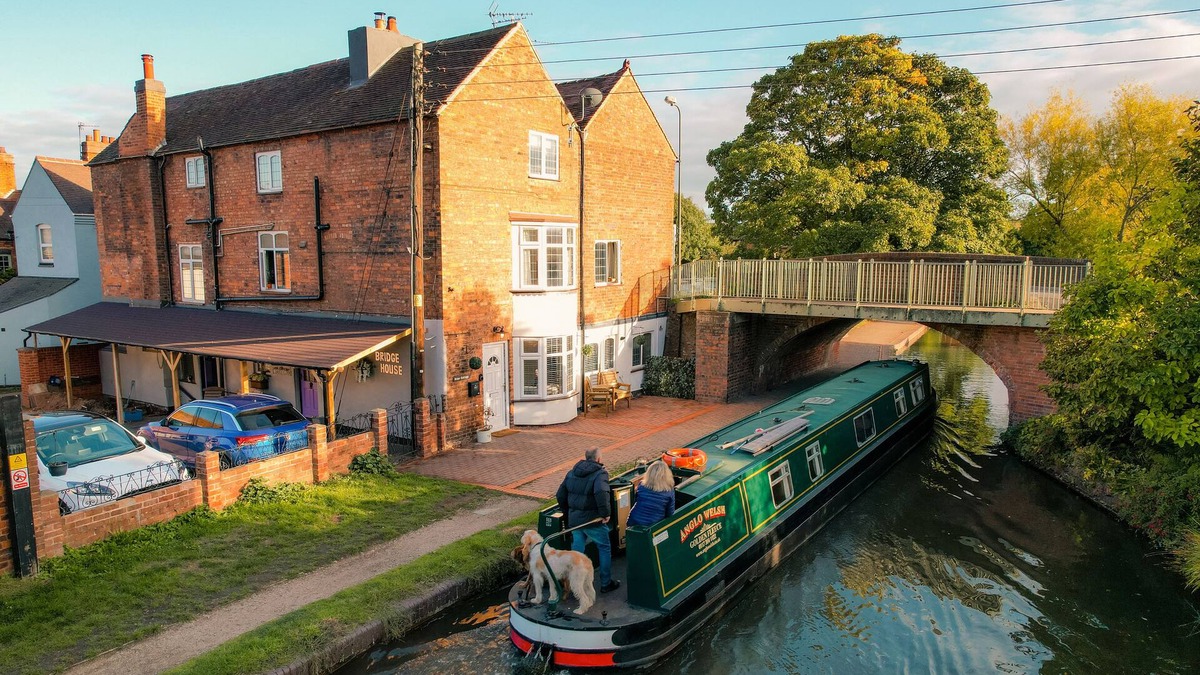 Hopwas Cottage | Idyllic 2 bedroom Canal facing Cottage in Hopwas