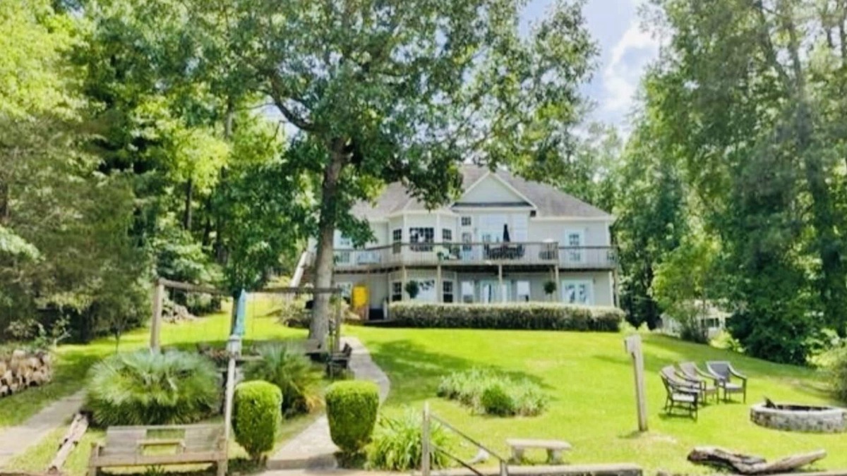 Hardwick House | Idyllic 3 BR lake HOME for 8! Arcade fun! B-ball & air hockey! BIG & DEEP water!