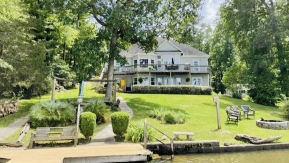 Hardwick House | Idyllic 5 BR lake home for 12! Arcade fun! B-ball! Air hockey! OPEN, DEEP water!