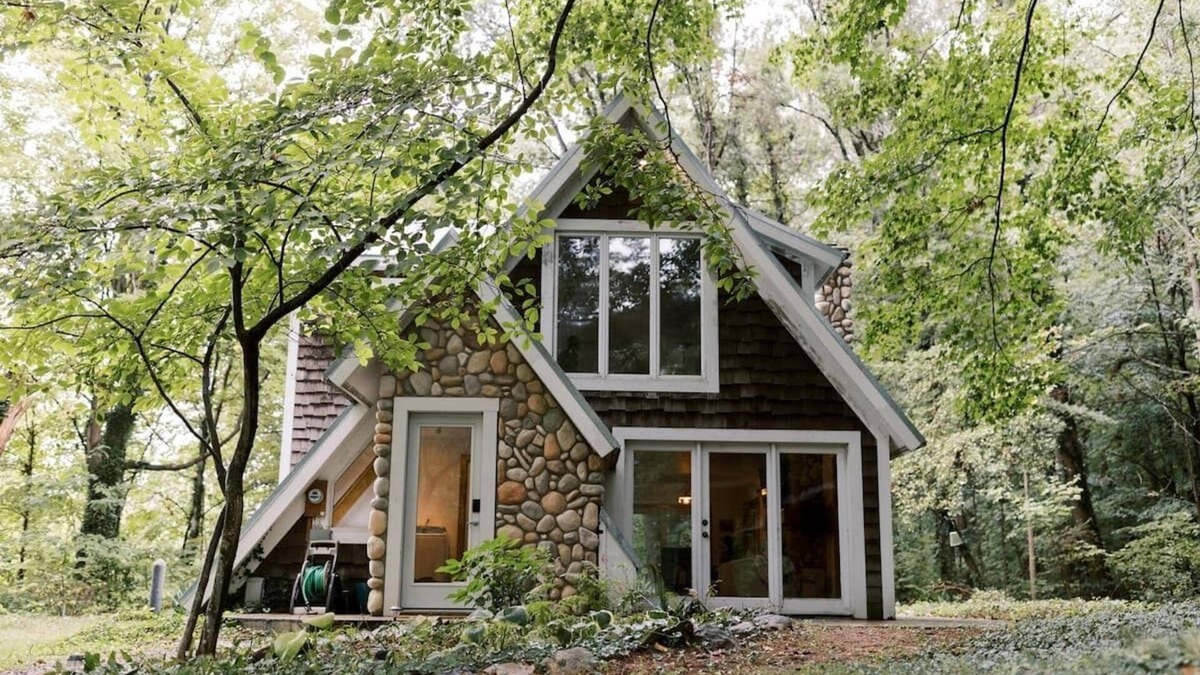 Stevensville Cabin | Idyllic A-Frame in Michigan's Harbor Wine Country- Pet friendly!