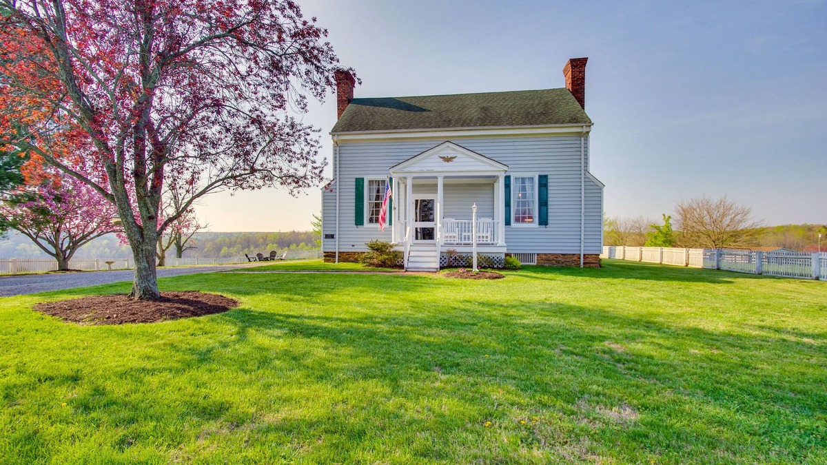 Appomattox House | Idyllic Appomattox Home w/Porch & Rocking Chairs!