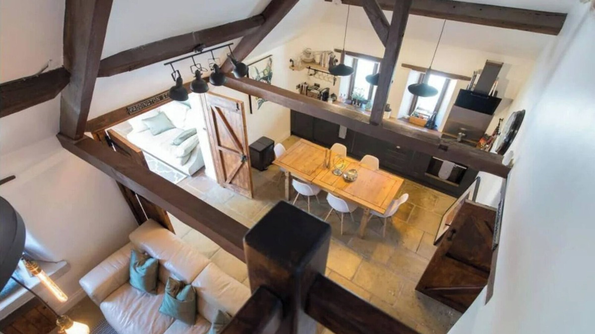 Brimpsfield House | *Idyllic Barn: Cotswold Hideaway Stunning Village*