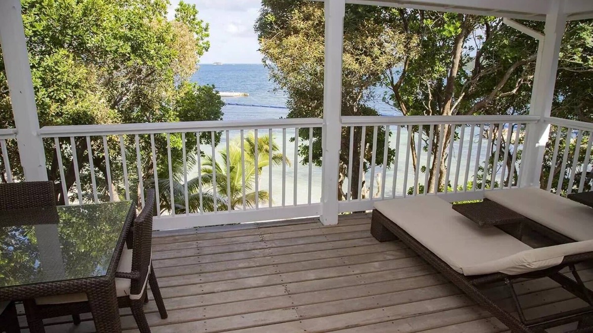 Freetown Apartment | Idyllic Beachfront 2 Bedroom Hideaway