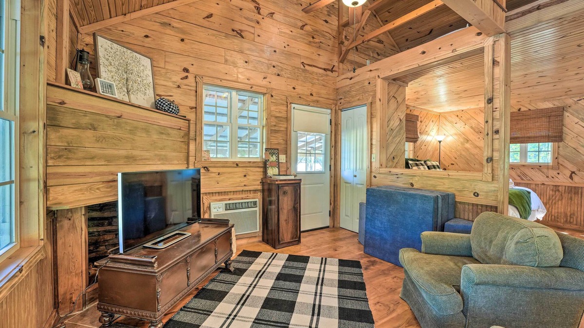 Fruitvale Cabin | Idyllic Cabin w/Fire Pit, Kayak On-Site!