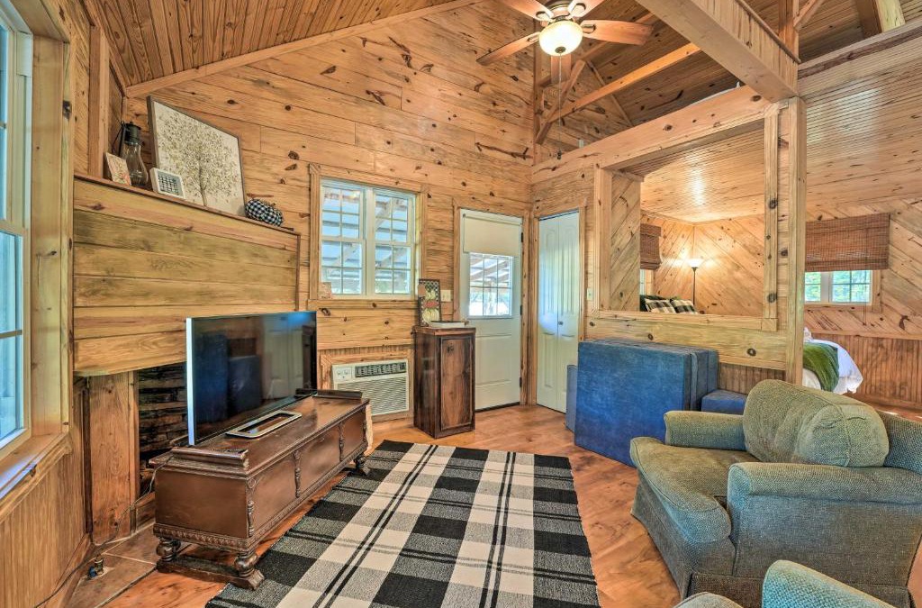 Fruitvale House | Idyllic Cabin with Fire Pit, Kayak On-Site!