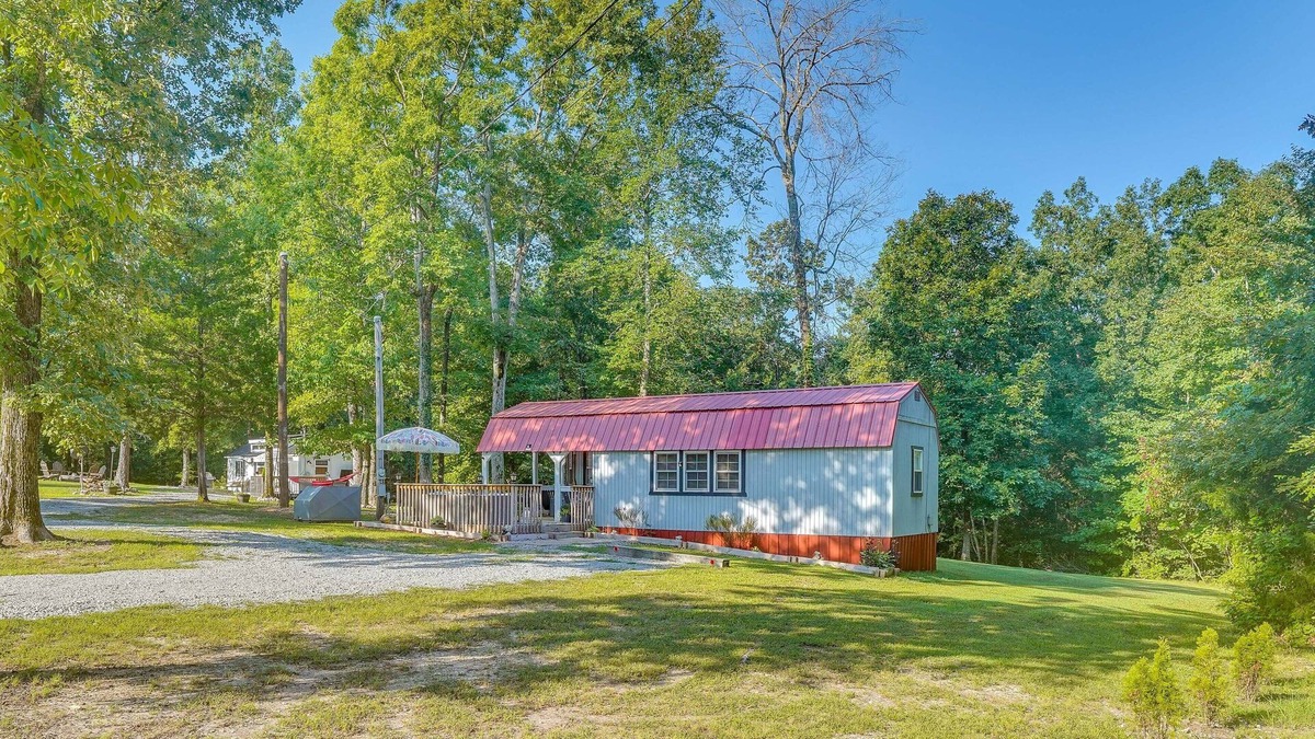 Camden Villa | Idyllic Camden Hideaway 1 Mi to Kentucky Lake