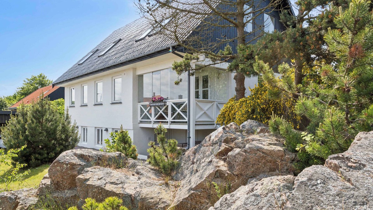 Sandvig Villa | Idyllic cliffside villa with stunning sea views