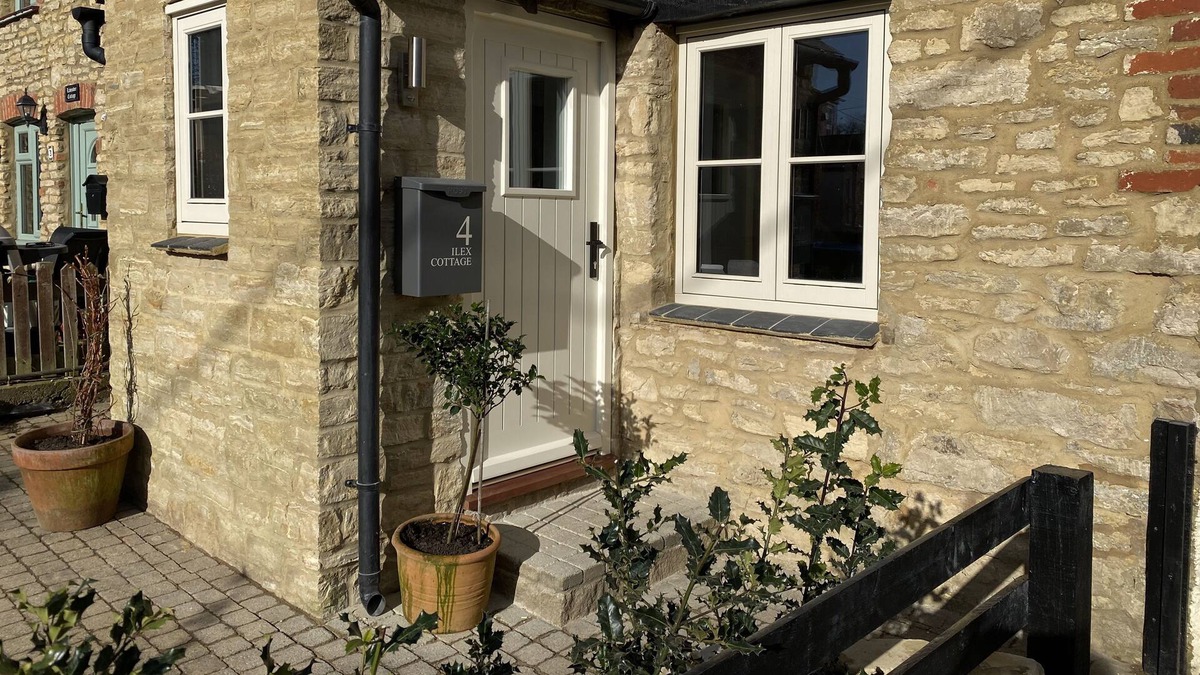 Buckingham Cottage | Idyllic Cottage - centre of quintessential English village