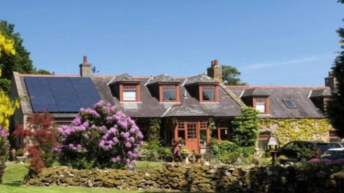 Stonehaven House | Idyllic countryside haven with lush landscape, manicured garden, pond and stream