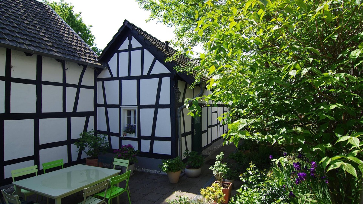 Neunkirchen-Seelscheid House | Idyllic, completely renovated half-timbered house in a listed courtyard