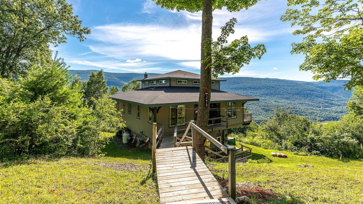 East Dorset House | Idyllic dog-friendly mountain retreat with firepit & balcony views - near skiing
