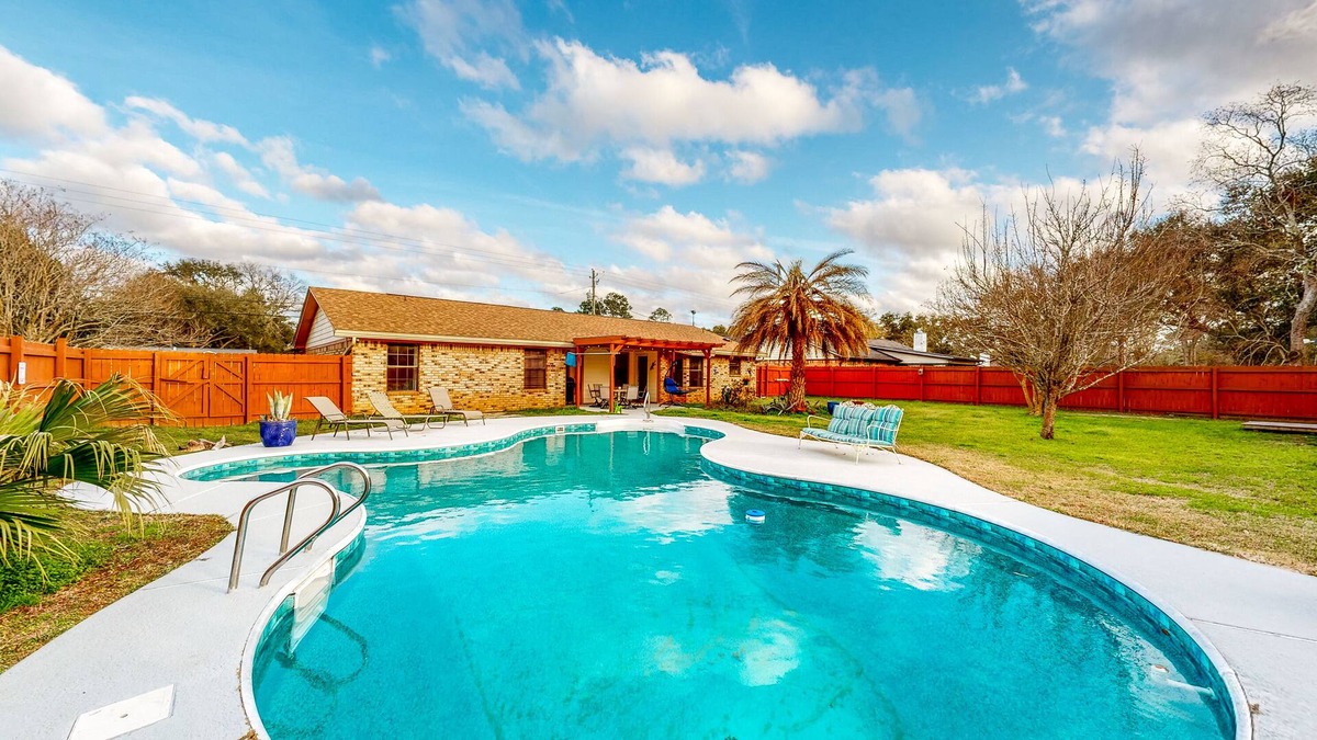 North Northwest Pensacola House | Idyllic Dog-Friendly Retreat w/ a Pool & Firepit