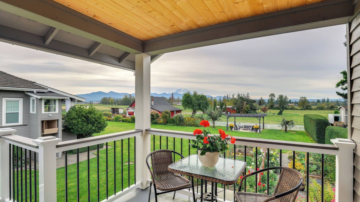 Tacoma Apartment | Idyllic Enumclaw Studio w/Mount Rainier Views