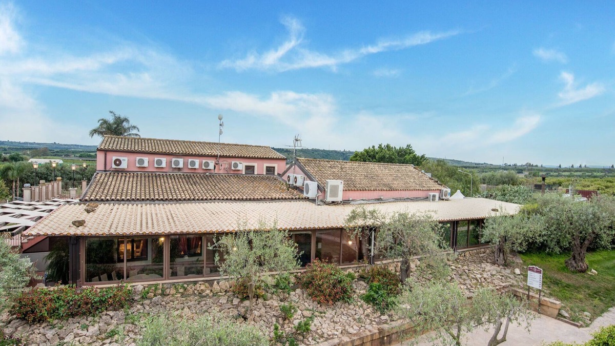 Carlentini House | Idyllic Escape with Tennis