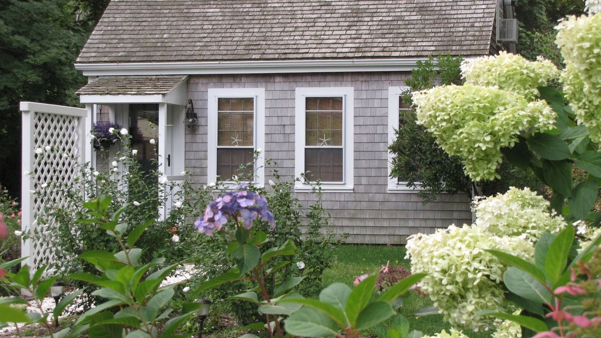 West Barnstable Cottage | Idyllic Getaway for 2-Historic Rte.6A, Barnstable-4 minutes to beach