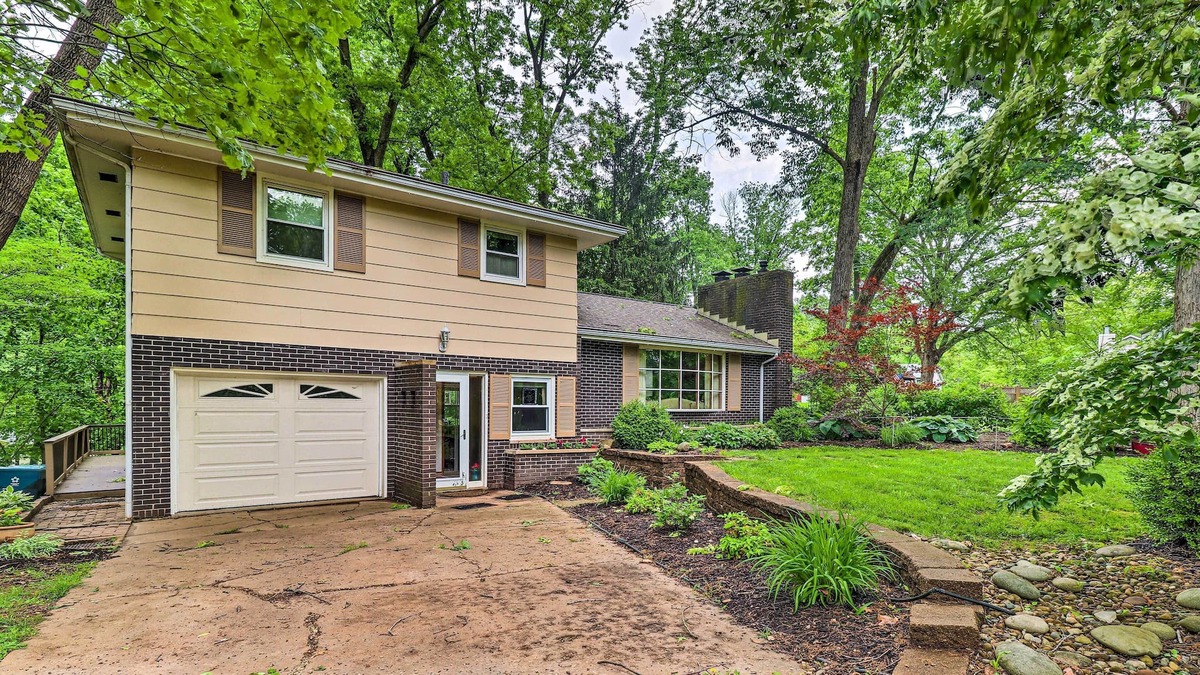 Glen Carbon House | Idyllic Glen Carbon Home w/ Screened-In Porch