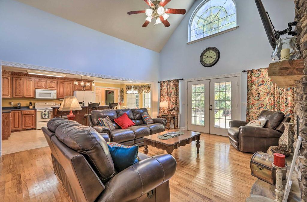 Hawkinsville House | Idyllic Hawkinsville Retreat Large Fire Pit!