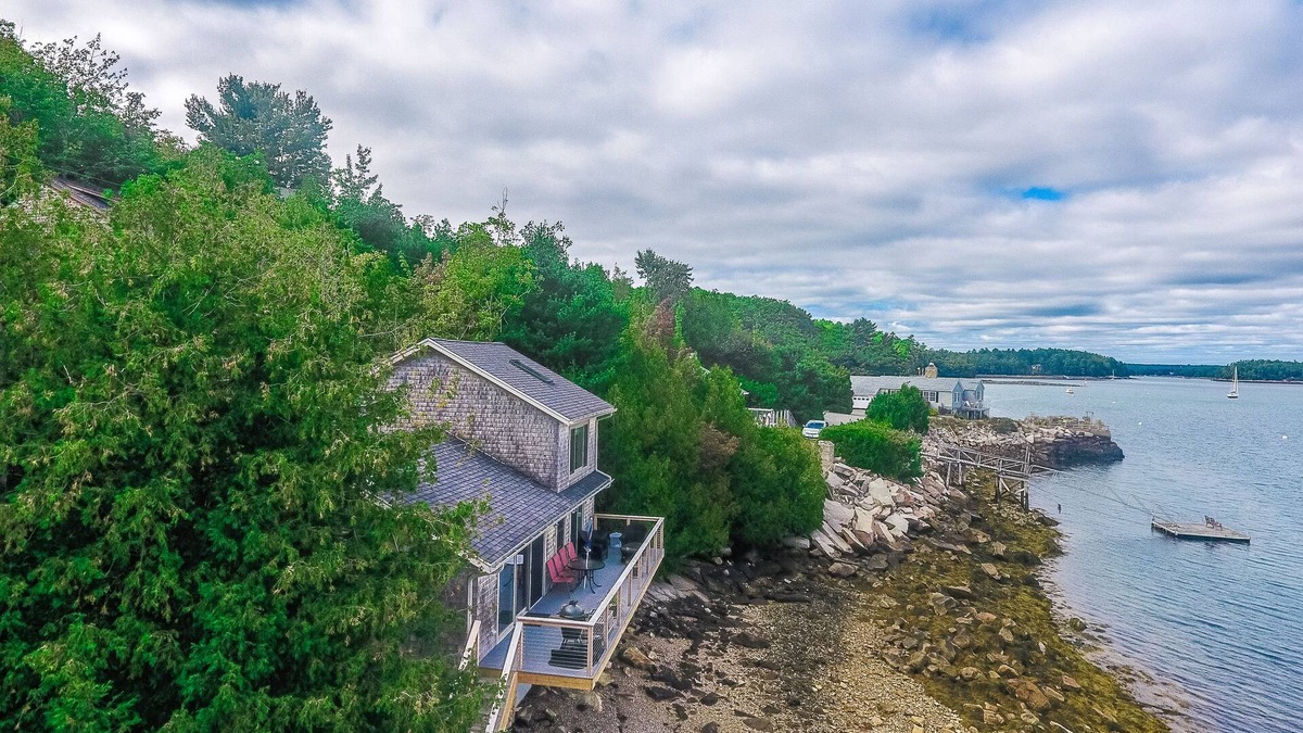 Hall Quarry House | Idyllic island gem with high-speed WiFi, sound view, deck, & full kitchen