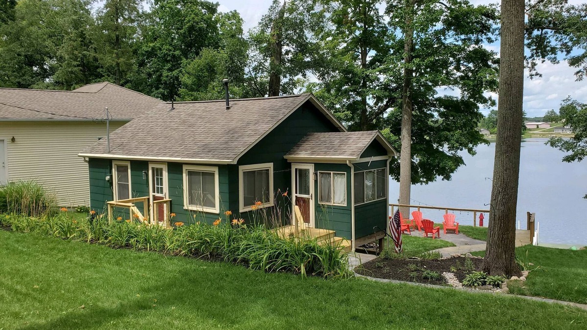 Syracuse Cottage | Idyllic Lake Cottage on Papakeechie Lake