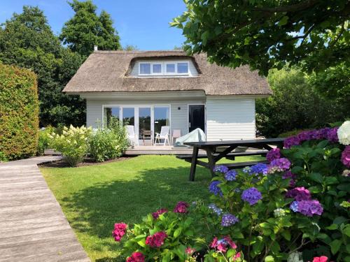 Haren Apartment | Idyllic Lakehouse - dog is welcome fenced garden