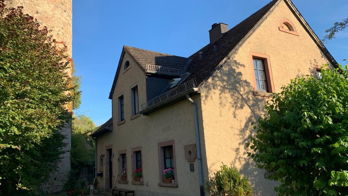 Hillesheim Apartment | Idyllic mill building directly on the city wall with a large garden