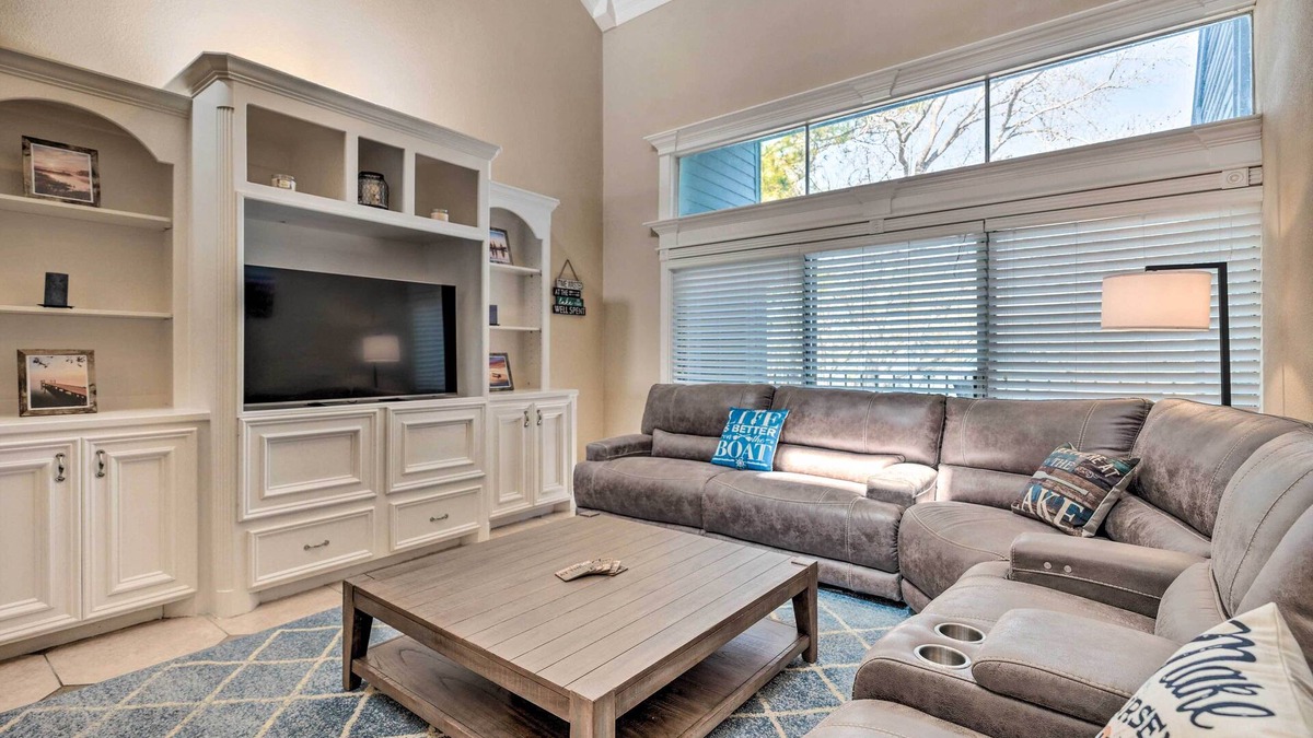 Walden on Lake Conroe Condo | Idyllic Montgomery Condo w/Pool & Lake View!