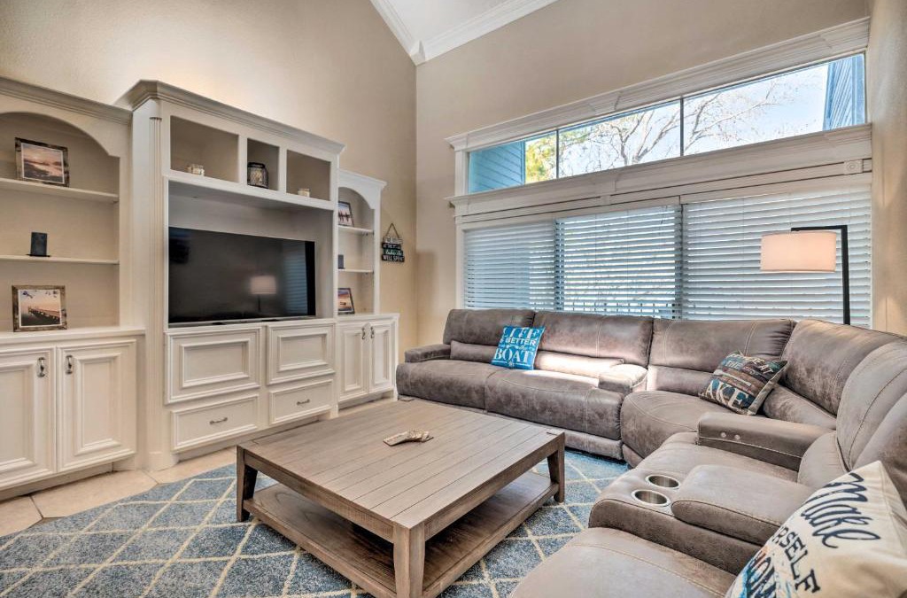 Walden on Lake Conroe Apartment | Idyllic Montgomery Condo with Pool and Lake View!