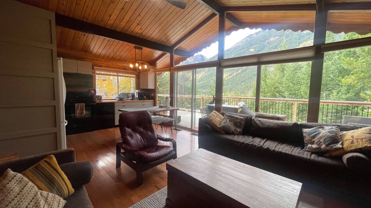 East Kootenay Cabin | Idyllic Mountain Ski Cabin