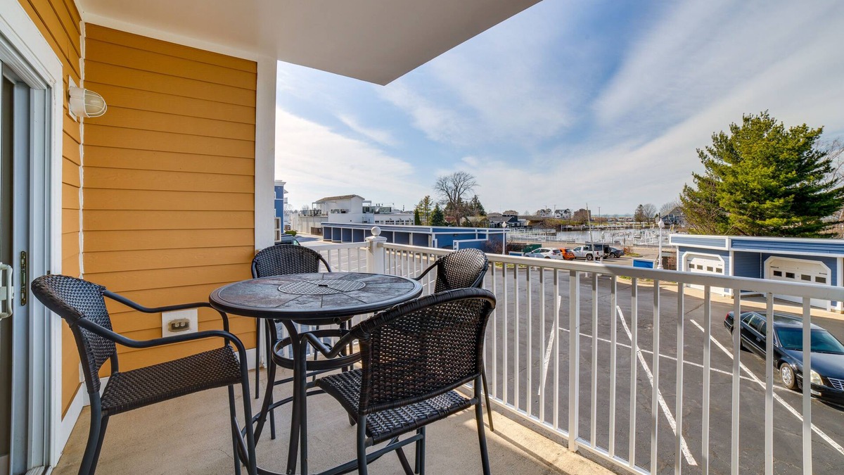 New Buffalo Condo | Idyllic New Buffalo Condo: Walk to Beach & Shops!