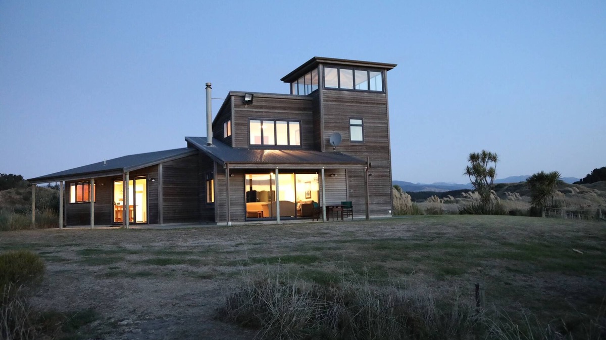 Waikawa Beach House | Idyllic ocean front beach house - Waikawa Beach