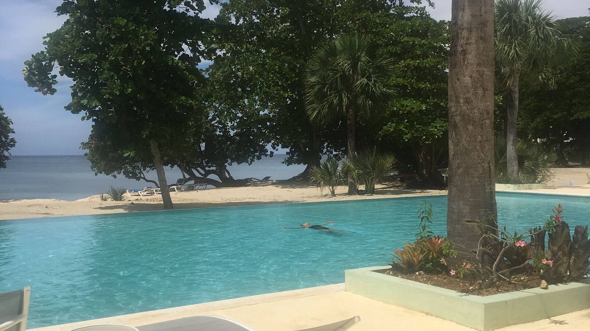 Orange Bay Villa | Idyllic Private Beach Negril 2 Bedroom Property Guests