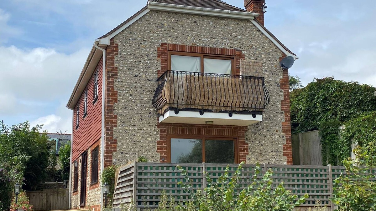 Alfriston House | Idyllic Riverside Country Cottage for 6