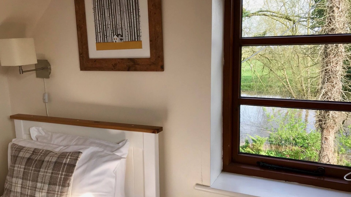 Bodenham Apartment | Idyllic riverside location
