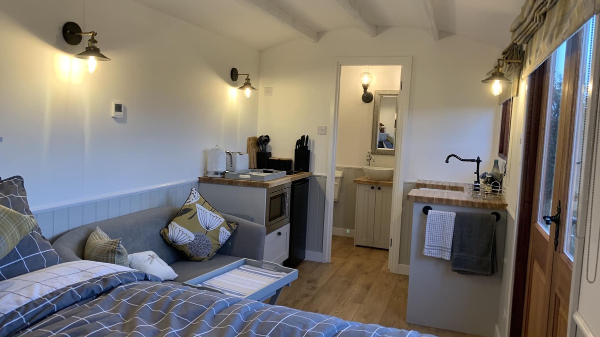 Dereham Cabin | Idyllic rural Shepherds Hut in private wildflower meadow.