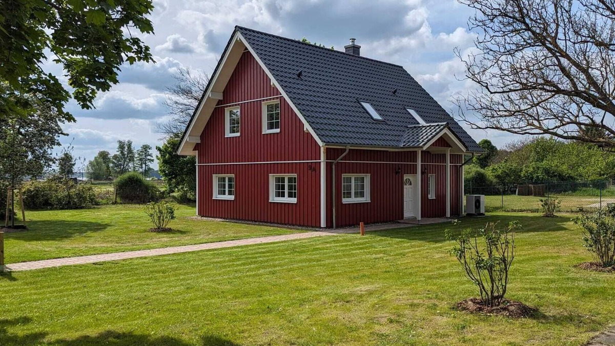 Lindow Villa | Idyllic Swedish-style vacation home with garden, close to the lake and a paddock
