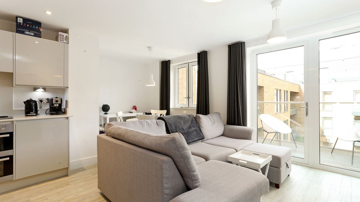 London Borough of Hounslow Apartment | Idyllic Thames riverside 1 bed apartment. SWLondon