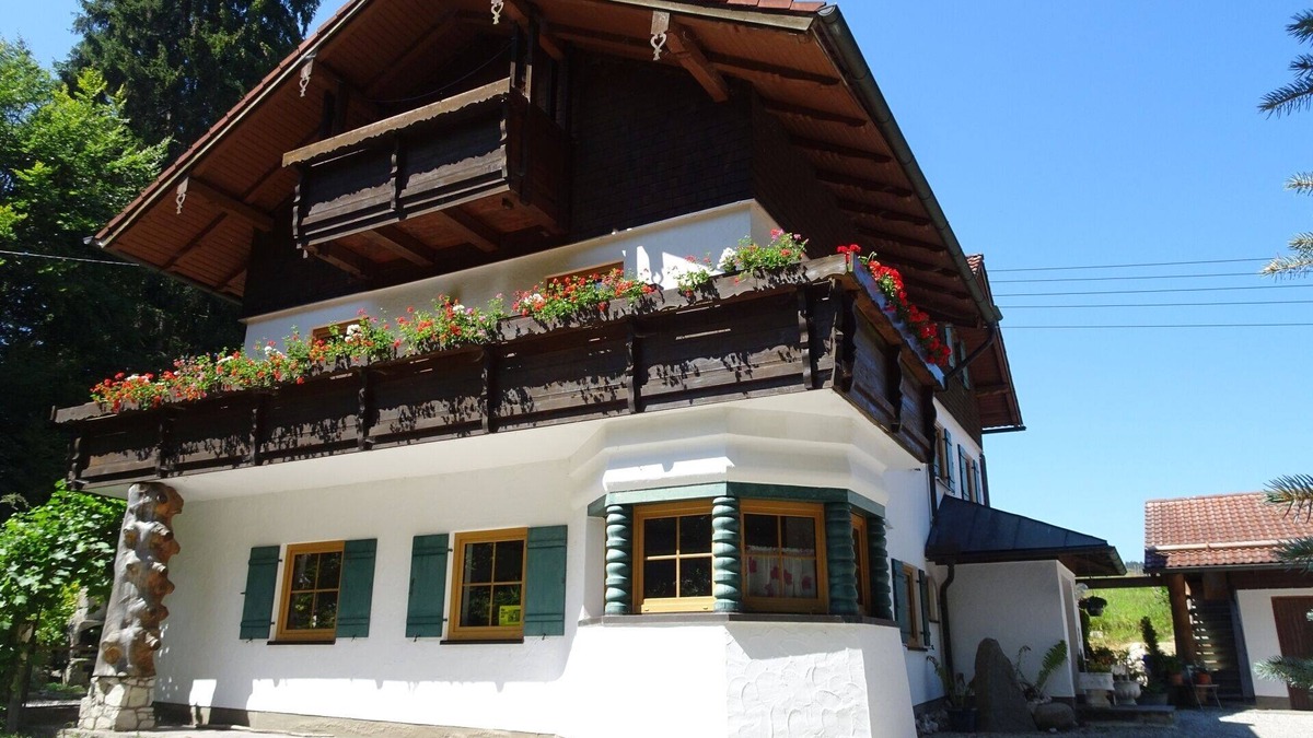 Rosshaupten Apartment | Idyllic villa in the forest, cozy apartment with balcony, near Füssen