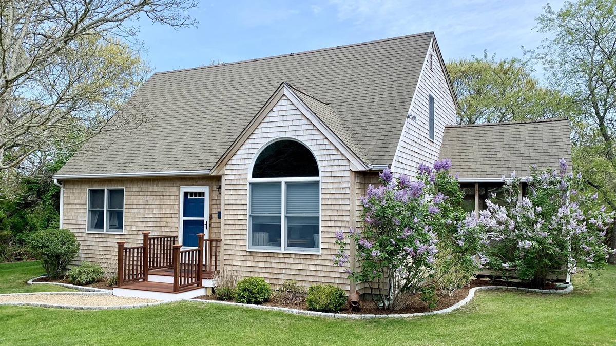 Katama House | Idyllic Vineyard House in Desirable Katama/Edgartown – Walk/Bike to Town/Beaches