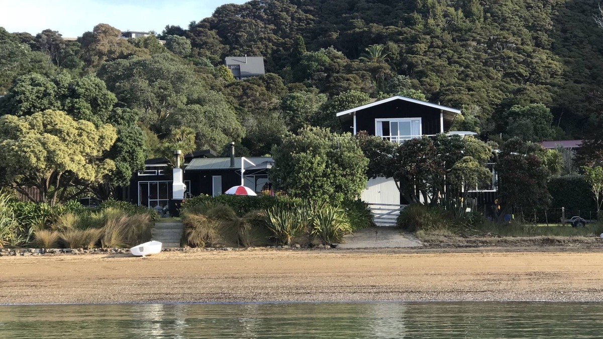 Parekura Bay House | Idyllic Waterfront Kiwi Beach House